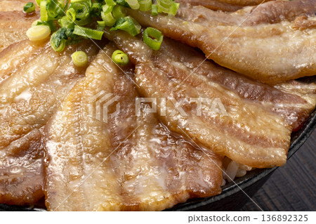 美味的豬肉碗 美味的豬肉碗 136892325
