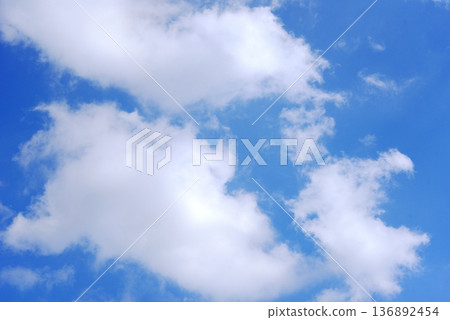 天藍色的天空背景素材 136892454
