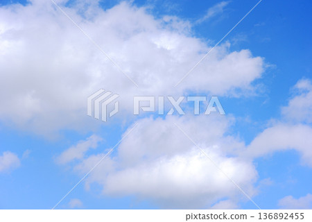 天藍色的天空背景素材 136892455