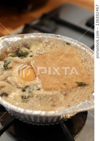 鍋燒烏龍麵正在鋁鍋中煮熟 136892467