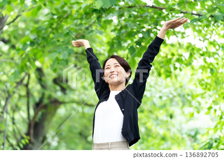 中年婦女、新鮮綠植、生長 136892705