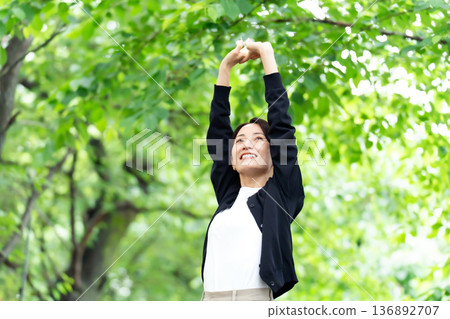 中年婦女、新鮮綠植、生長 136892707