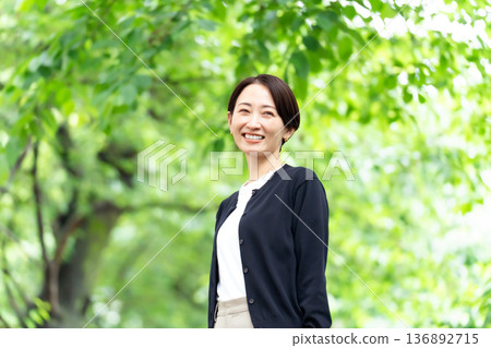 中間女性新綠色 136892715