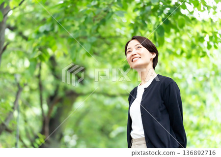 中間女性新綠色 136892716