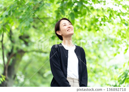 中間女性新綠色 136892718