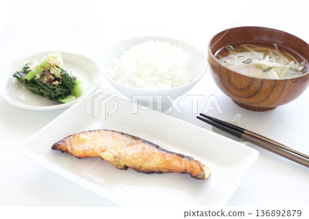 烤鮭魚柳套餐 136892879