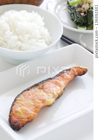 烤鮭魚柳套餐 136892881