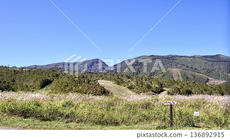 新潟縣湯澤市神樂滑雪場的秋季景色 新潟縣湯澤市神樂滑雪場的秋季景色 136892915