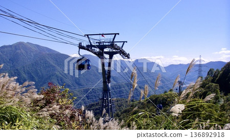 新潟縣湯澤市神樂滑雪場的秋季景色 新潟縣湯澤市神樂滑雪場的秋季景色 136892918