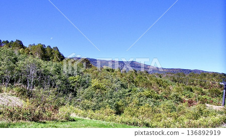 新潟縣湯澤市神樂滑雪場的秋季景色 新潟縣湯澤市神樂滑雪場的秋季景色 136892919