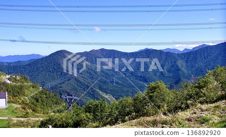 新潟縣湯澤市神樂滑雪場的秋季景色 新潟縣湯澤市神樂滑雪場的秋季景色 136892920