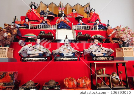 為慶祝女童節,展出了雛人偶。 為慶祝女童節,展出了雛人偶。 136893050