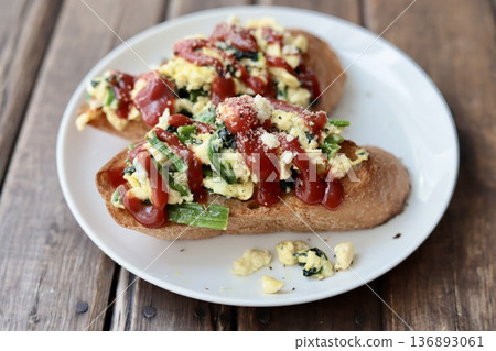 Baguette toast topped with scrambled eggs and spinach 136893061