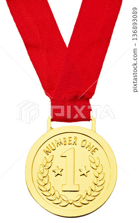 一枚金質獎牌，配有鏤空的紅色絲帶，白色背景上刻有“第一名”字樣。 136893089