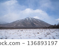 晴朗的冬日天空和白雪皚皚的南台山 136893197