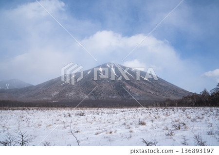 晴朗的冬日天空和白雪皚皚的南台山 136893197