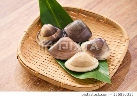 竹籃盛裝的生蛤蜊 竹籃盛裝的生蛤蜊 136893335