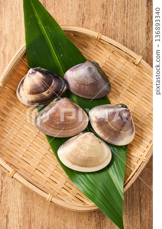 Raw clams served on a bamboo basket Raw clams served on a bamboo basket 136893340