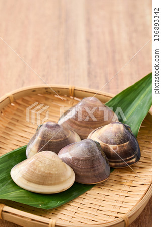 Raw clams served on a bamboo basket 136893342