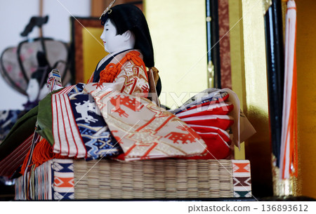 Layers of clothing on an old Hina doll, seen from the side 136893612