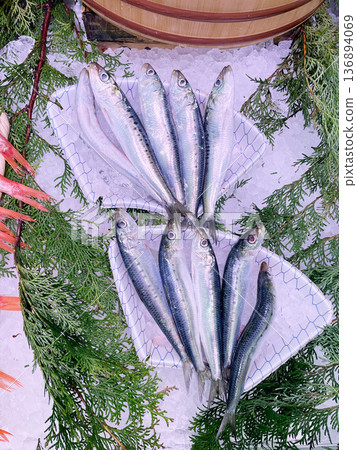 沙丁魚 136894069