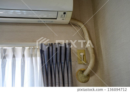Air conditioning piping in the room Air conditioning piping in the room 136894712