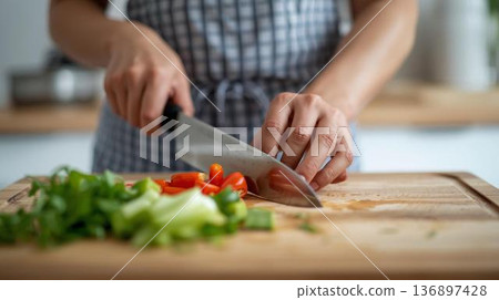 女手烹飪 136897428