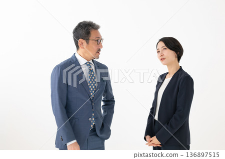 男女討論商業 136897515