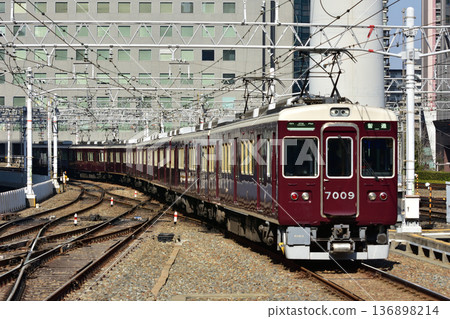 阪急神戶線7000系列抵達大阪梅田 阪急神戶線7000系列抵達大阪梅田 136898214