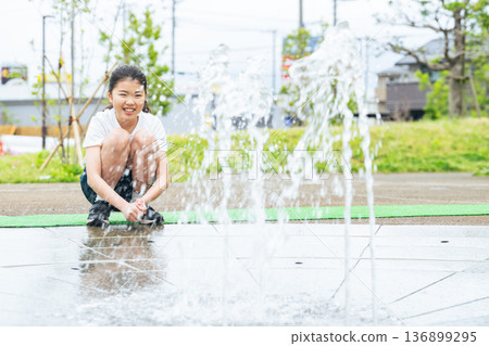 在公園噴泉玩耍的女孩 在公園噴泉玩耍的女孩 136899295