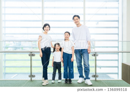 笑容滿面的家庭合影 136899318