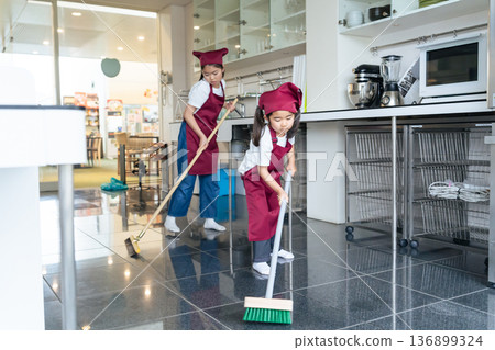 孩子們打掃廚房 孩子們打掃廚房 136899324