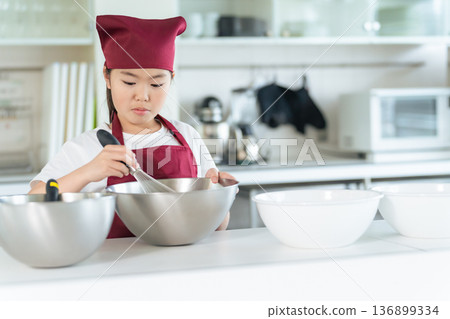 女孩在廚房做飯 女孩在廚房做飯 136899334