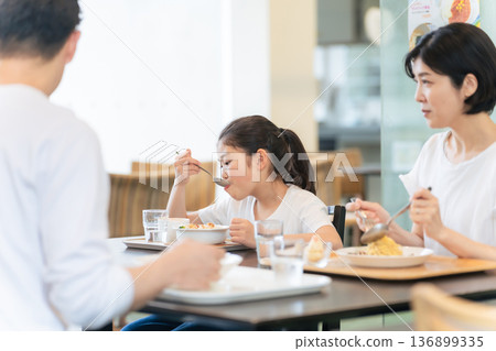 一家人在餐廳吃飯 136899335