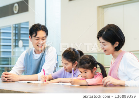 孩子們在學習,護理人員在照顧 孩子們在學習,護理人員在照顧 136899359