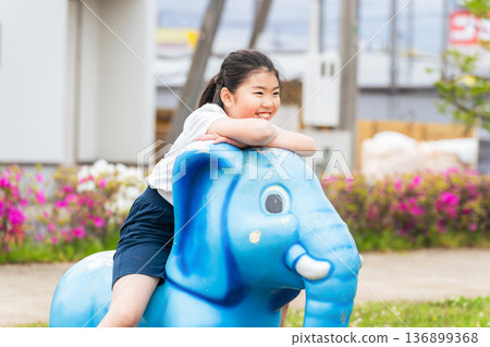 女孩在玩公園遊樂設備 女孩在玩公園遊樂設備 136899368
