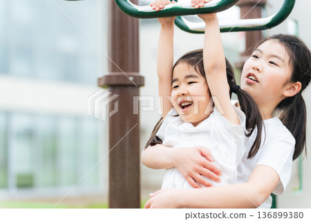 使用在雲彩的女孩在公園 136899380