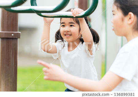 使用在雲彩的女孩在公園 136899381