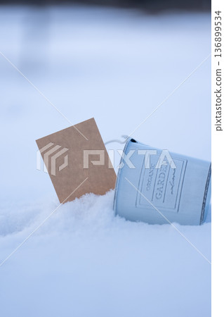 雪景中的棕色卡片 136899534