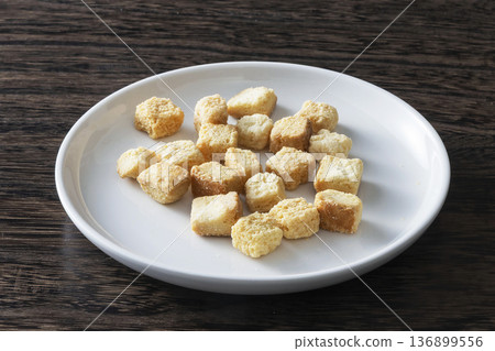 Croutons 136899556