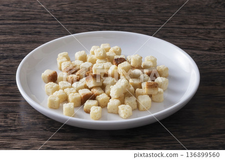 Crouton 136899560
