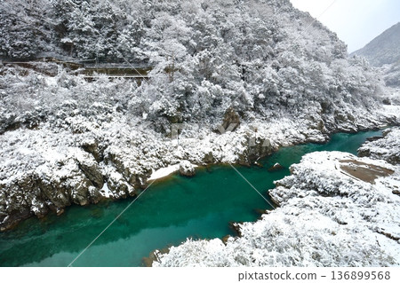 [Tokushima Prefecture] Snow falling in Oboke Gorge 136899568