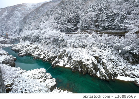 [Tokushima Prefecture] Snow falling in Oboke Gorge 136899569