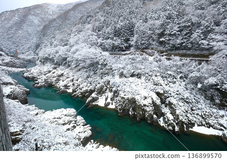 [Tokushima Prefecture] Snow falling in Oboke Gorge 136899570