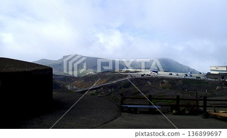 熊本縣阿蘇市中岳火山口周圍的景色 熊本縣阿蘇市中岳火山口周圍的景色 136899697