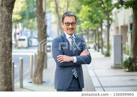 穿著衣服的成熟男人 穿著衣服的成熟男人 136899960