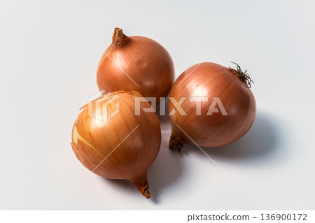 Onion heads isolated on a white background. Vegetables for cooking 136900172