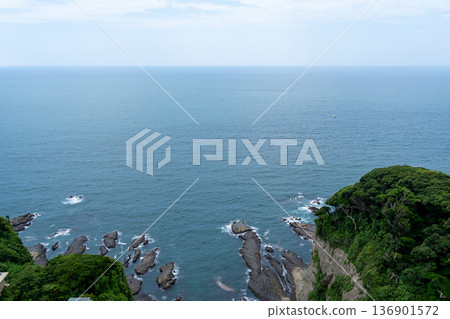Rocky sea cliffs of Enoshima Island overlooking the Pacific Ocean. Japan Rocky sea cliffs of Enoshima Island overlooking the Pacific Ocean. Japan 136901572