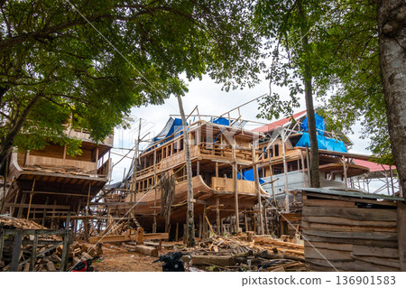 Traditional boat construction in Tana Beru, Sulawesi, Indonesia 136901583