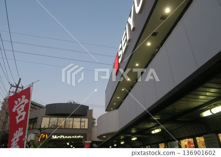 月光灑在麥當勞和西友之間。 136901602